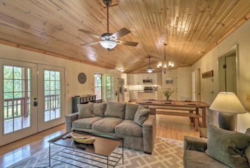 Creekside Hideaway Home With Fire Pit And Creek Access!