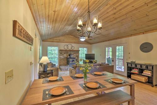 Creekside Hideaway Home With Fire Pit And Creek Access!