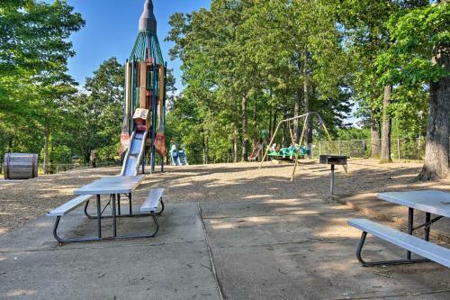 Lakefront Retreat With Deck, Dock And Resort Amenities