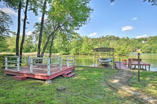 Lakefront Retreat With Deck, Dock And Resort Amenities