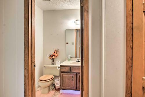 Lakefront Retreat With Deck, Dock And Resort Amenities