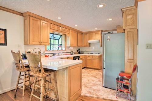 Lakefront Retreat With Deck, Dock And Resort Amenities