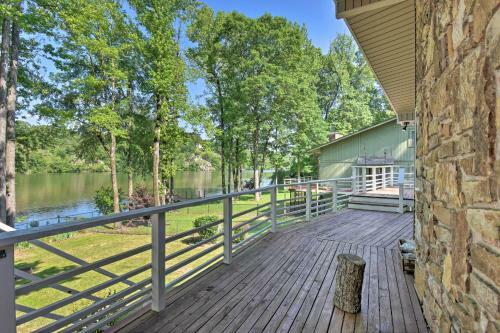 Lakefront Retreat With Deck, Dock And Resort Amenities