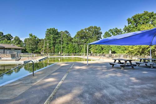 Lakefront Retreat With Deck, Dock And Resort Amenities