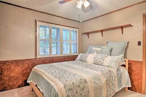 Lakefront Retreat With Deck, Dock And Resort Amenities