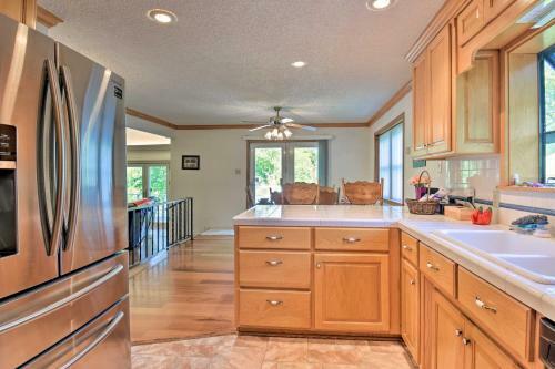 Lakefront Retreat With Deck, Dock And Resort Amenities