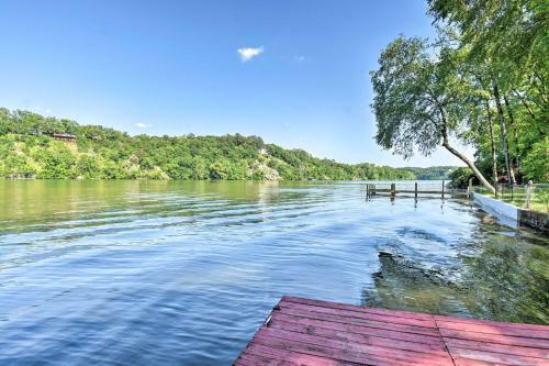 Lakefront Retreat With Deck, Dock And Resort Amenities