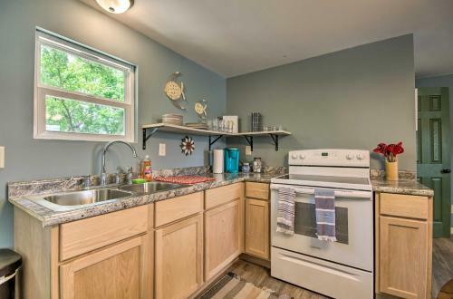 Omaha Apartment 3 Mi To Cricket Creek Marina!