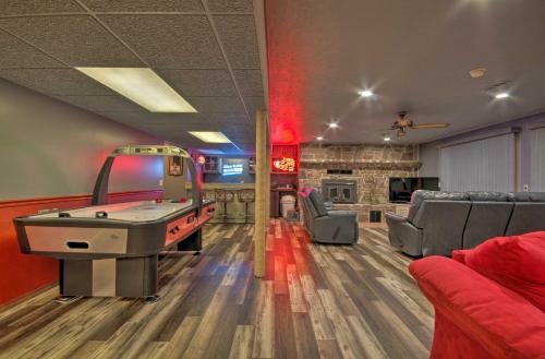 Spacious Getaway With Game Room And Norfork Lake View!