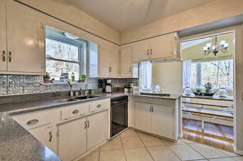 Large Beaver Lake Hideaway With Deck On 7 Acres!