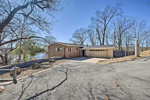 Large Beaver Lake Hideaway With Deck On 7 Acres!
