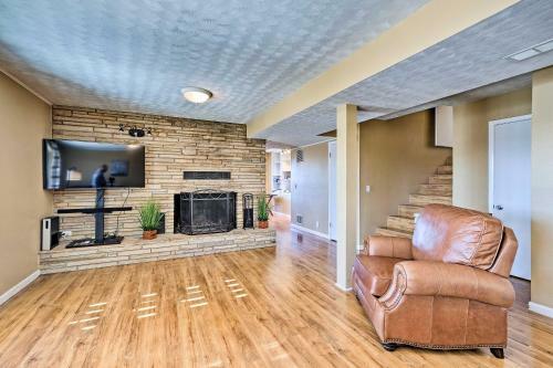 Large Beaver Lake Hideaway With Deck On 7 Acres!