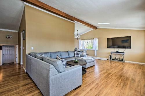 Large Beaver Lake Hideaway With Deck On 7 Acres!