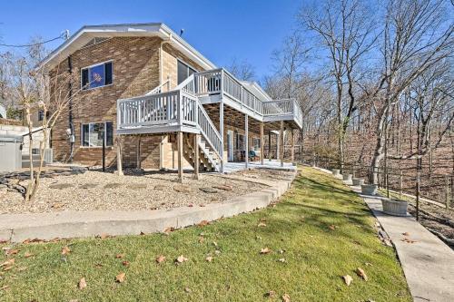 Large Beaver Lake Hideaway With Deck On 7 Acres!