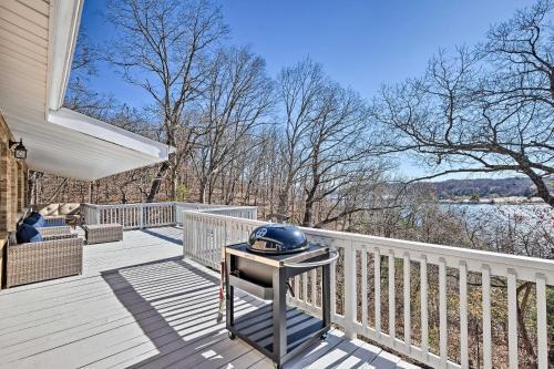 Large Beaver Lake Hideaway With Deck On 7 Acres!