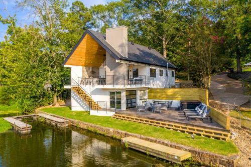 Upscale Grand Point Escape On Lake Hamilton