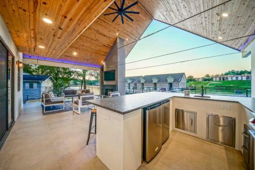 Upscale Grand Point Escape On Lake Hamilton