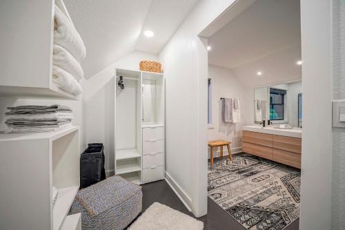 Upscale Grand Point Escape On Lake Hamilton