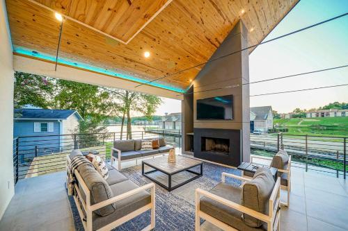 Upscale Grand Point Escape On Lake Hamilton