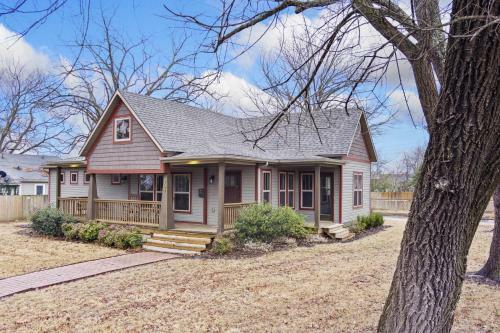 The Oak Hollow - Historic Downtown Rogers