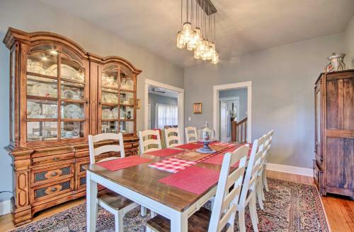 Updated Escape With 2 Fire Pits, 7 Mi To Lake!