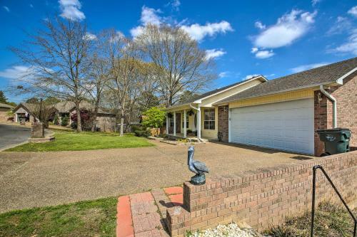 Gorgeous Lakefront Escape With Balcony And Dock!