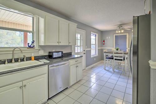 Gorgeous Lakefront Escape With Balcony And Dock!