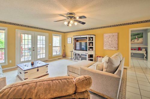 Gorgeous Lakefront Escape With Balcony And Dock!
