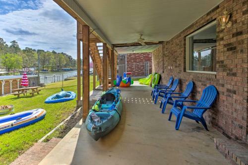 Gorgeous Lakefront Escape With Balcony And Dock!