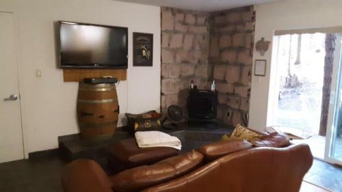 Hostal Winterfell Inn - No Extra Fees, Dog Friendly, King Bed