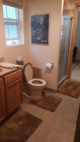 Hostal Winterfell Inn - No Extra Fees, Dog Friendly, King Bed