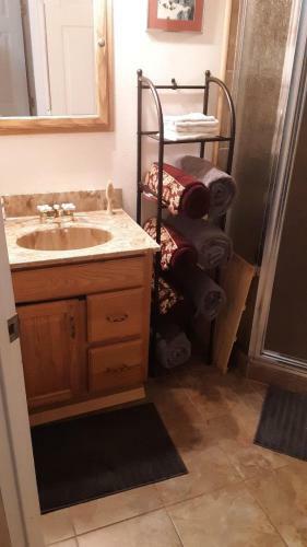 Hostal Winterfell Inn - No Extra Fees, Dog Friendly, King Bed
