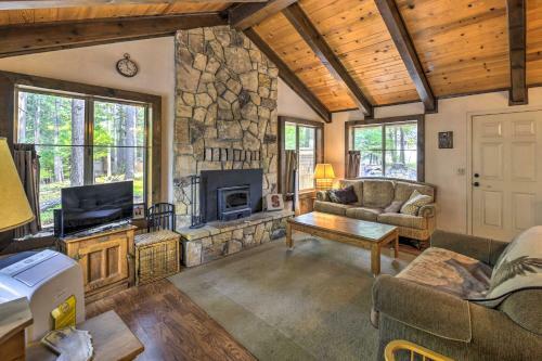 Cozy Arnold Hideaway With Serene Wooded Views And Deck