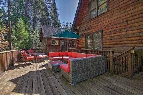 Custom-built Cabin With Spacious Deck 5 Mi To Hiking