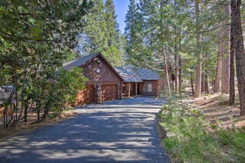 Custom-built Cabin With Spacious Deck 5 Mi To Hiking