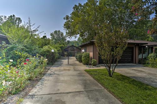 Modern Home With Fire Pit By Sacramento River!