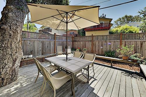 Coastal Getaway With Pool Table - Stroll To Beach Home
