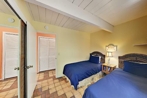 Coastal Getaway With Pool Table - Stroll To Beach Home