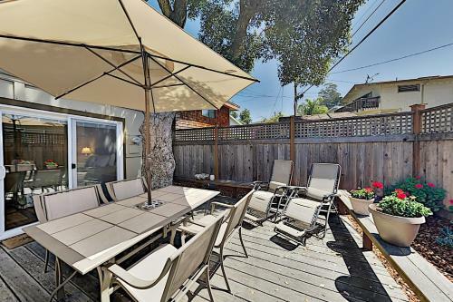 Coastal Getaway With Pool Table - Stroll To Beach Home
