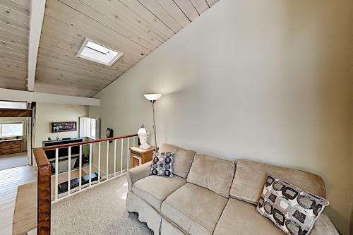 Coastal Getaway With Pool Table - Stroll To Beach Home