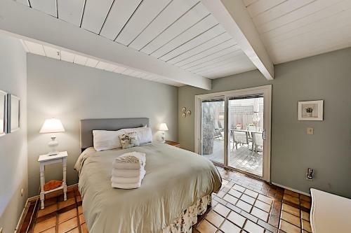 Coastal Getaway With Pool Table - Stroll To Beach Home