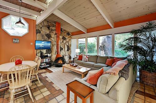 Coastal Getaway With Pool Table - Stroll To Beach Home