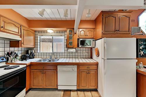 Coastal Getaway With Pool Table - Stroll To Beach Home