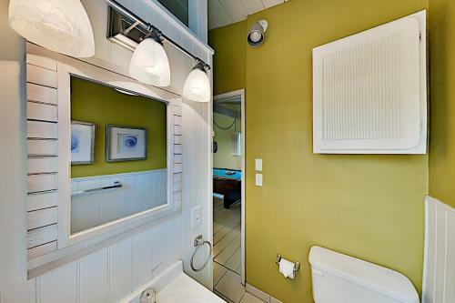 Coastal Getaway With Pool Table - Stroll To Beach Home