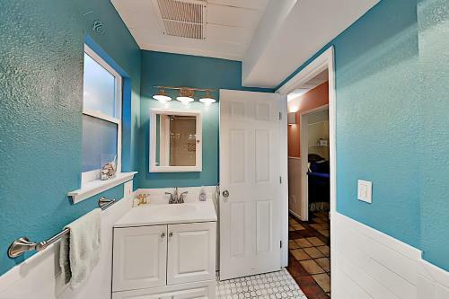 Coastal Getaway With Pool Table - Stroll To Beach Home
