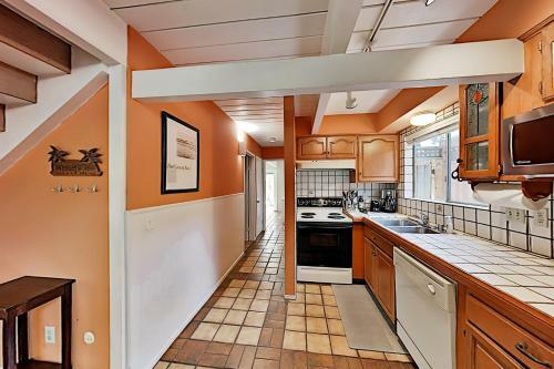 Coastal Getaway With Pool Table - Stroll To Beach Home