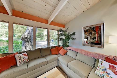 Coastal Getaway With Pool Table - Stroll To Beach Home