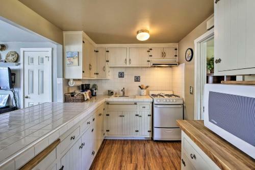 Tropical Island Escape With Deck, Walk To Avalon Bay
