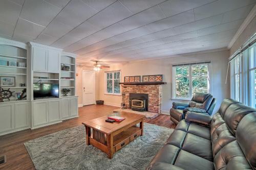 Riverfront Cottage In Redwoods With Decks And Beach!