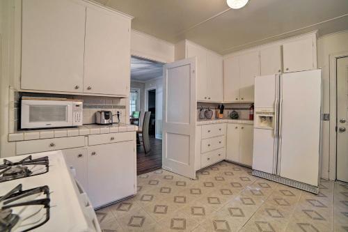 Riverfront Cottage In Redwoods With Decks And Beach!